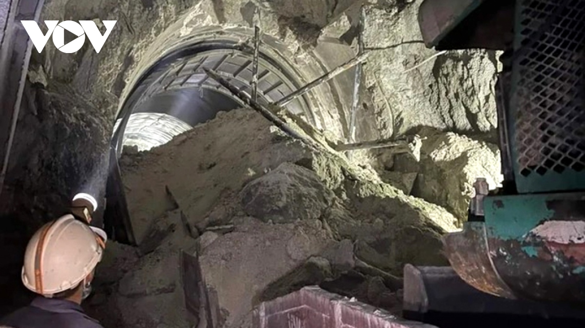 Another railway tunnel collapse paralyzes North-South rail service